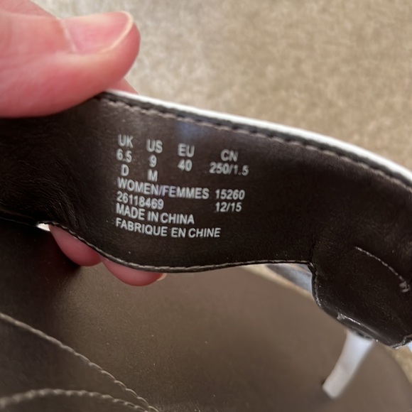 EUC Clarks white sandal - Picture 3 of 4